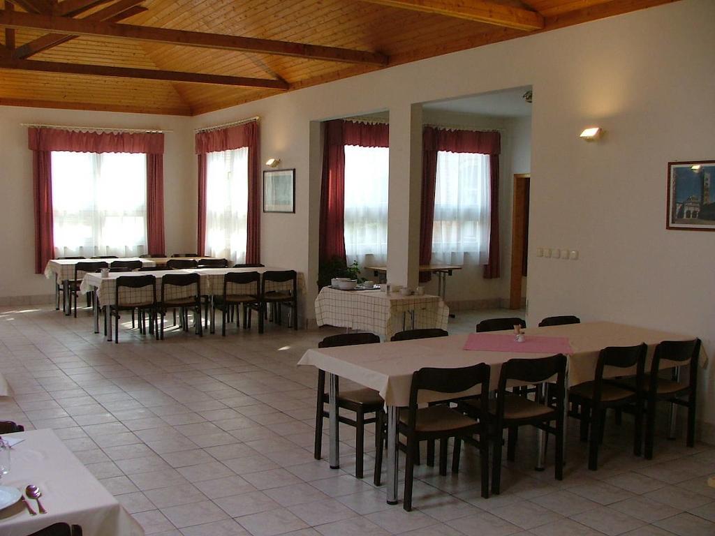 Martineum Felnottkepzo Akademia Hostel Szombathely Luaran gambar